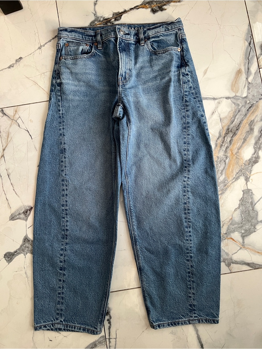 American Eagle Outfitters Barrel Jeans in Medium Blue Denim size 4 - Picture 2 of 9